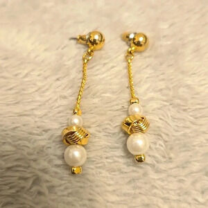 #432 Cute vintage earring gold tone